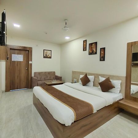 Hotel Palm Residency Ahmedabad Bagian luar foto