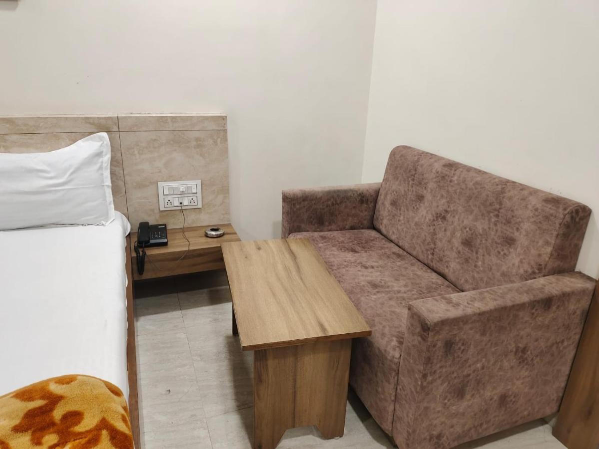 Hotel Palm Residency Ahmedabad Bagian luar foto