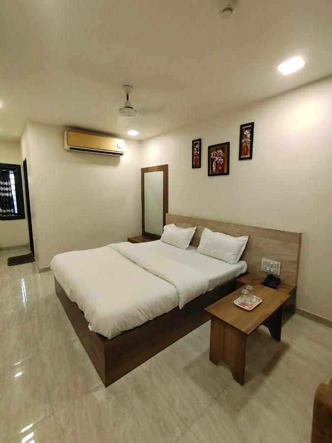 Hotel Palm Residency Ahmedabad Bagian luar foto