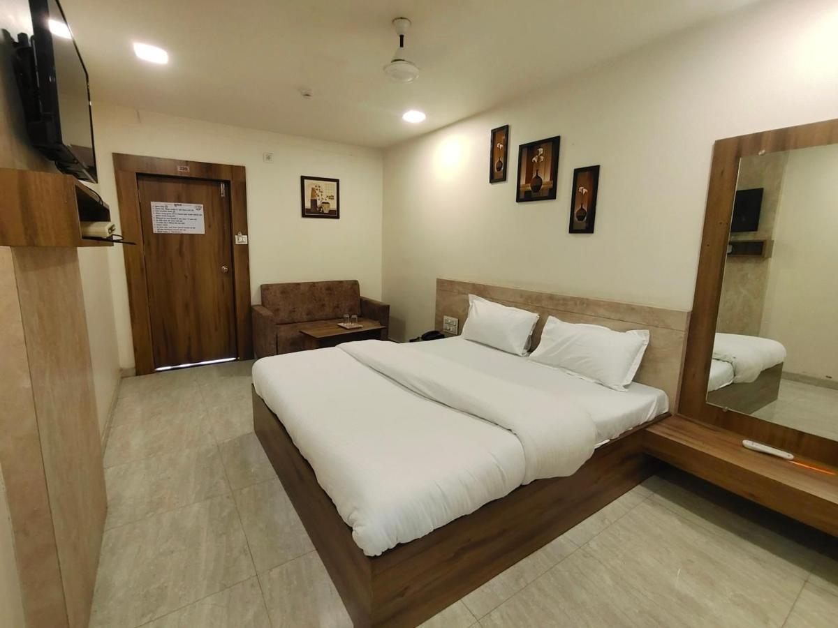 Hotel Palm Residency Ahmedabad Bagian luar foto