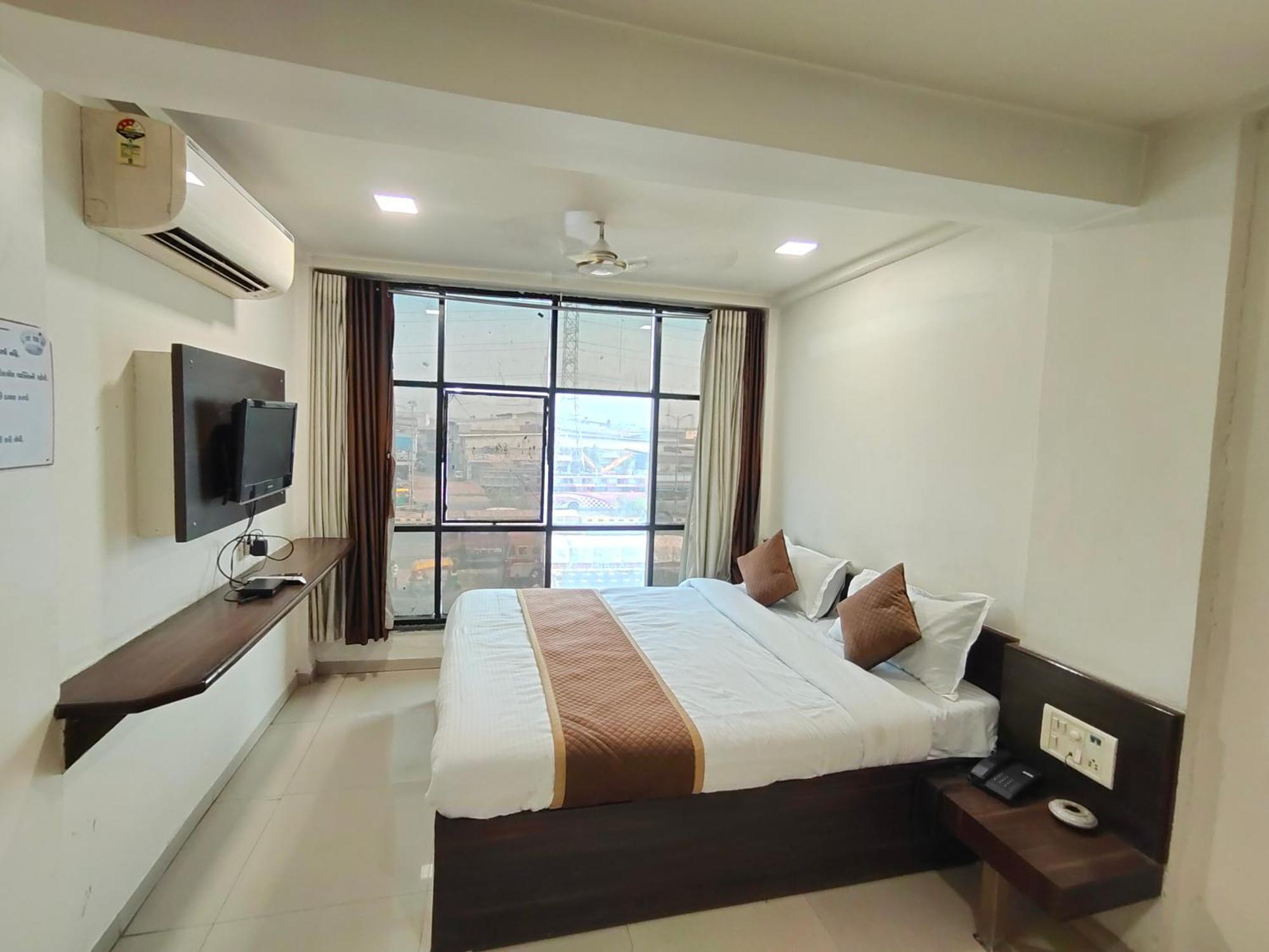 Hotel Palm Residency Ahmedabad Bagian luar foto