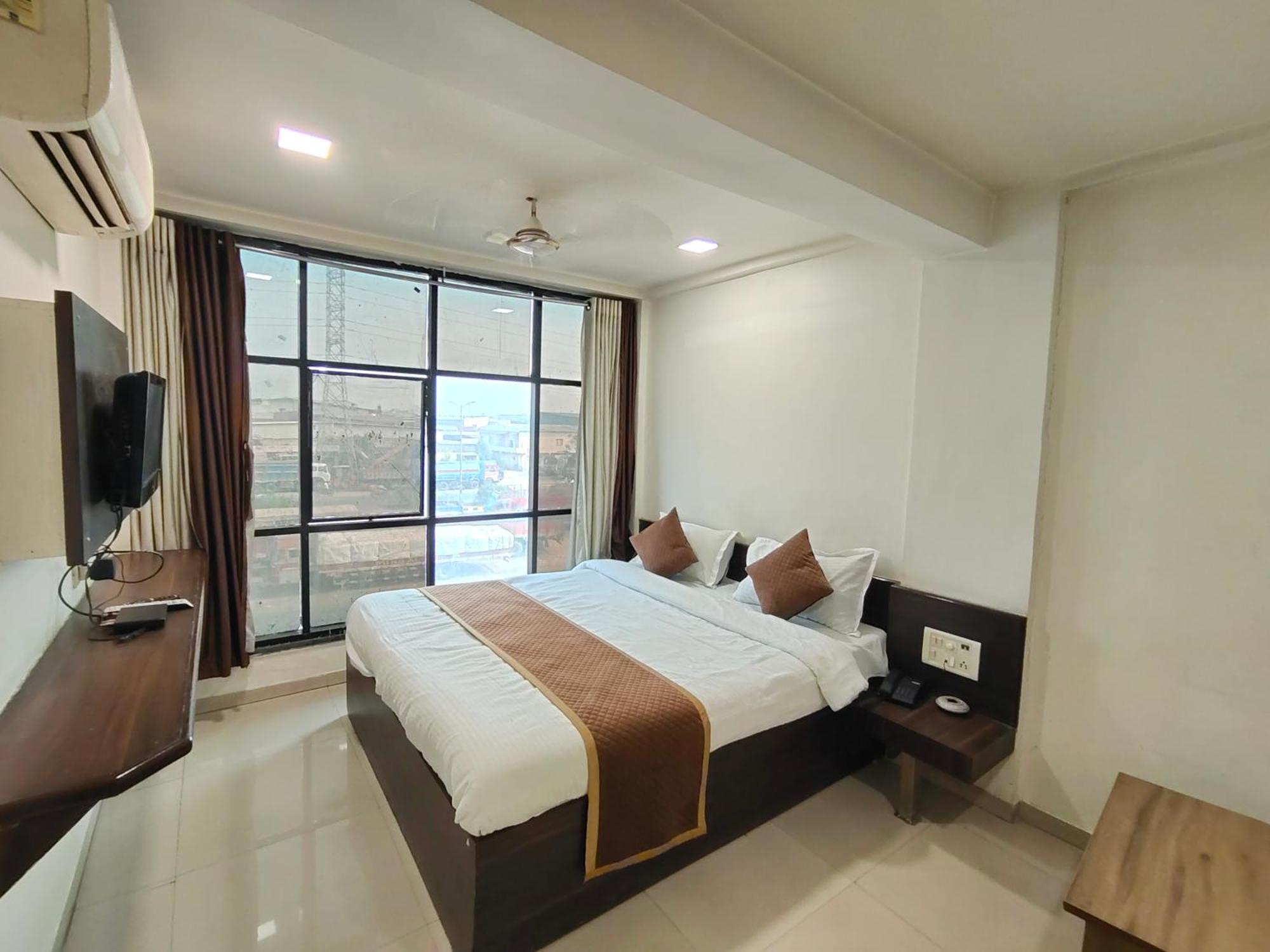 Hotel Palm Residency Ahmedabad Bagian luar foto