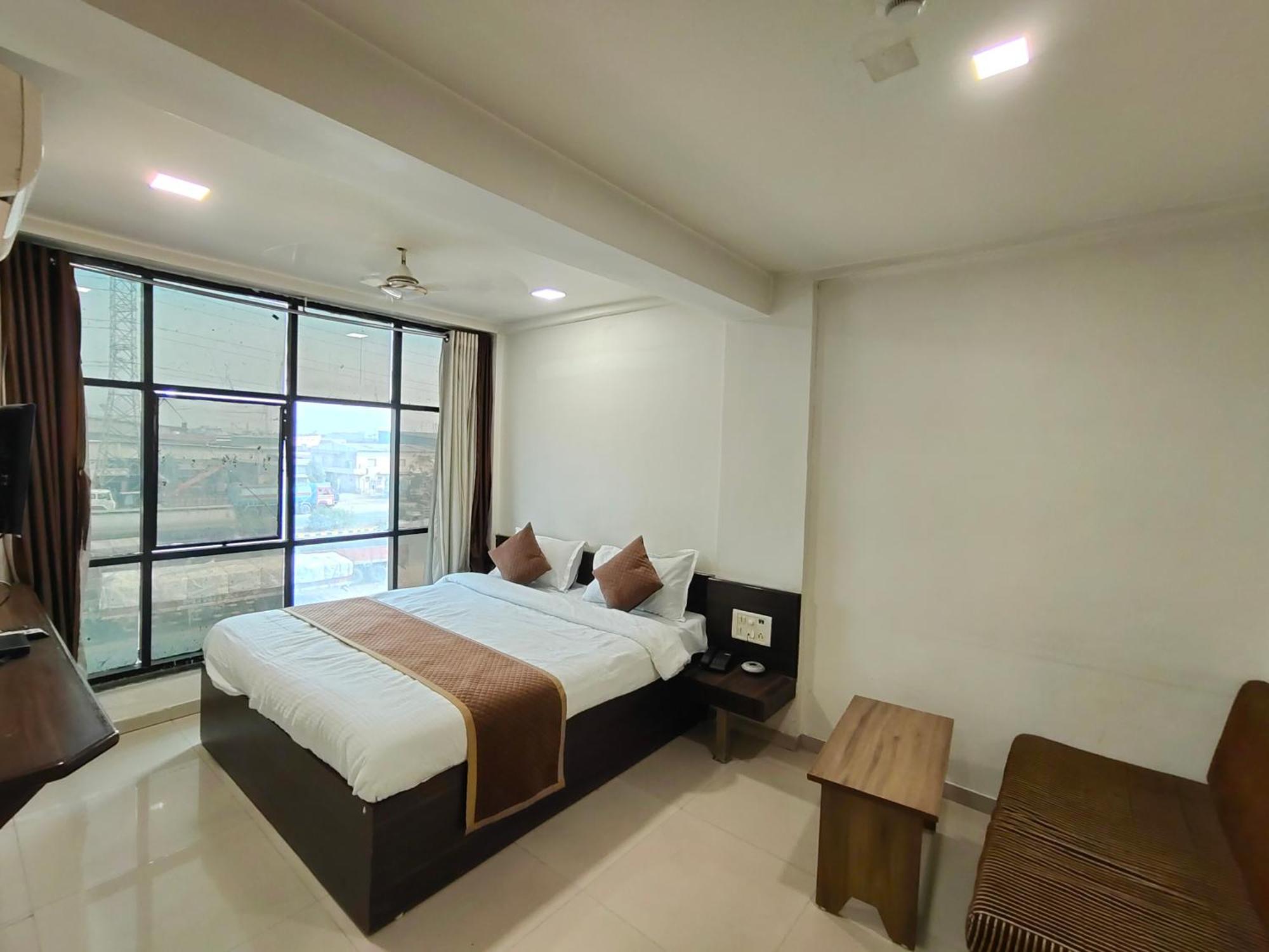 Hotel Palm Residency Ahmedabad Bagian luar foto