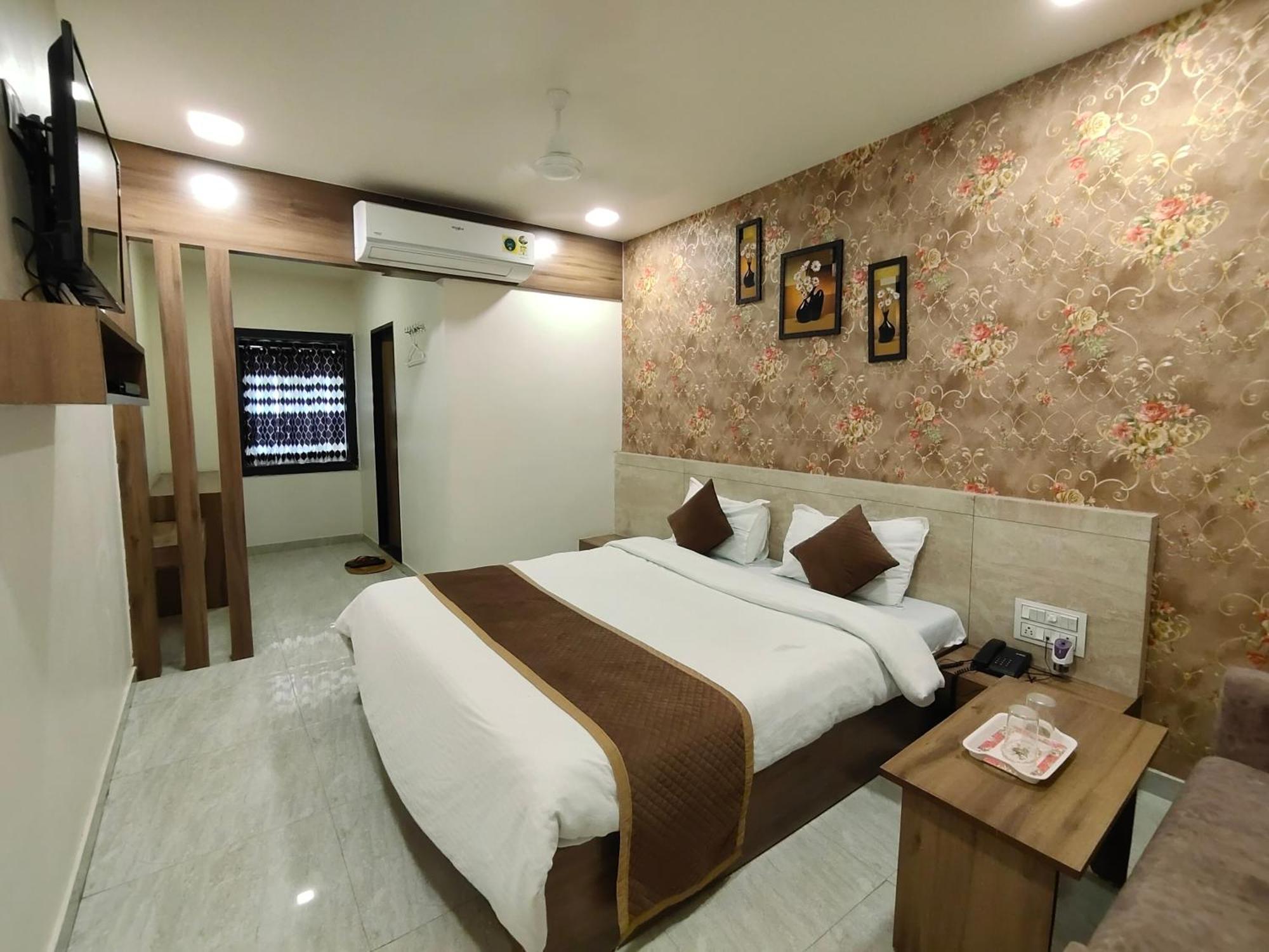 Hotel Palm Residency Ahmedabad Bagian luar foto