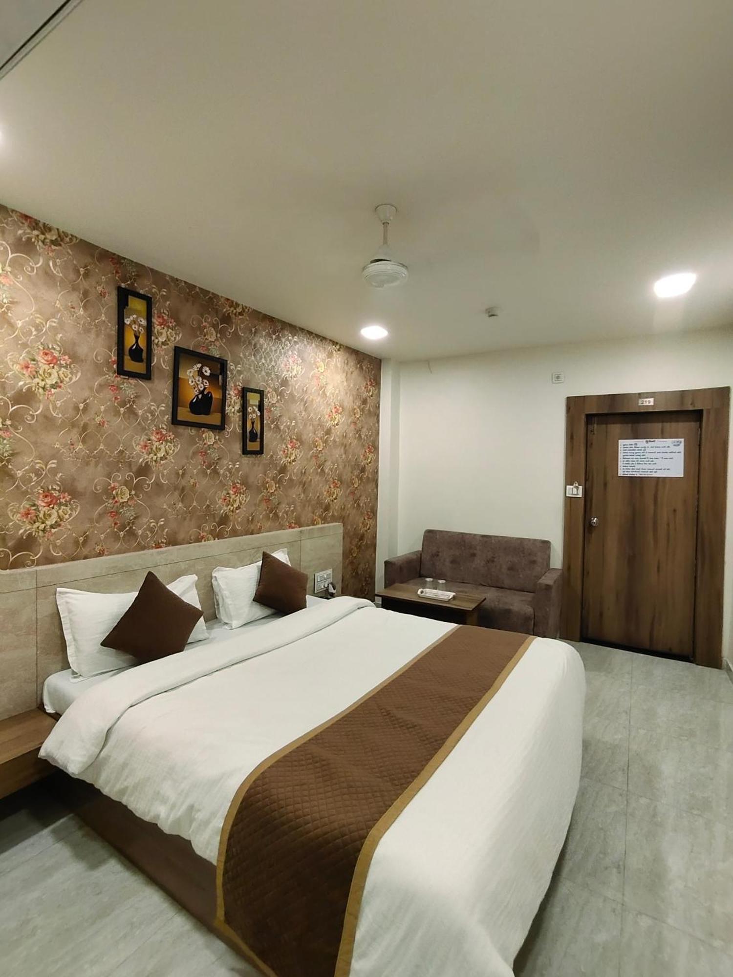 Hotel Palm Residency Ahmedabad Bagian luar foto