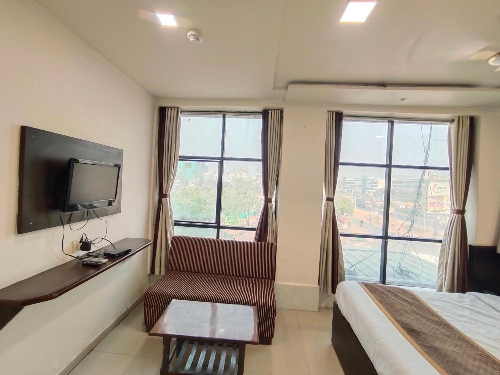 Hotel Palm Residency Ahmedabad Bagian luar foto