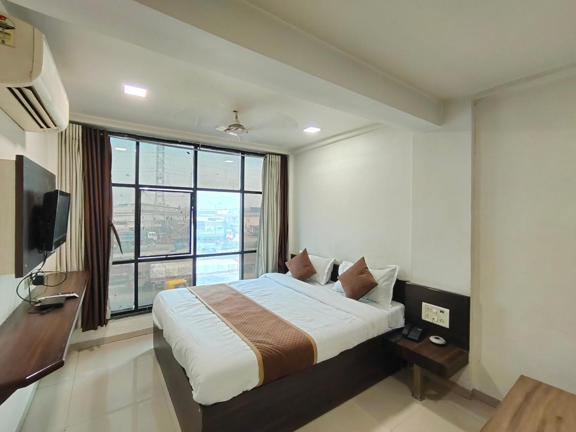 Hotel Palm Residency Ahmedabad Bagian luar foto