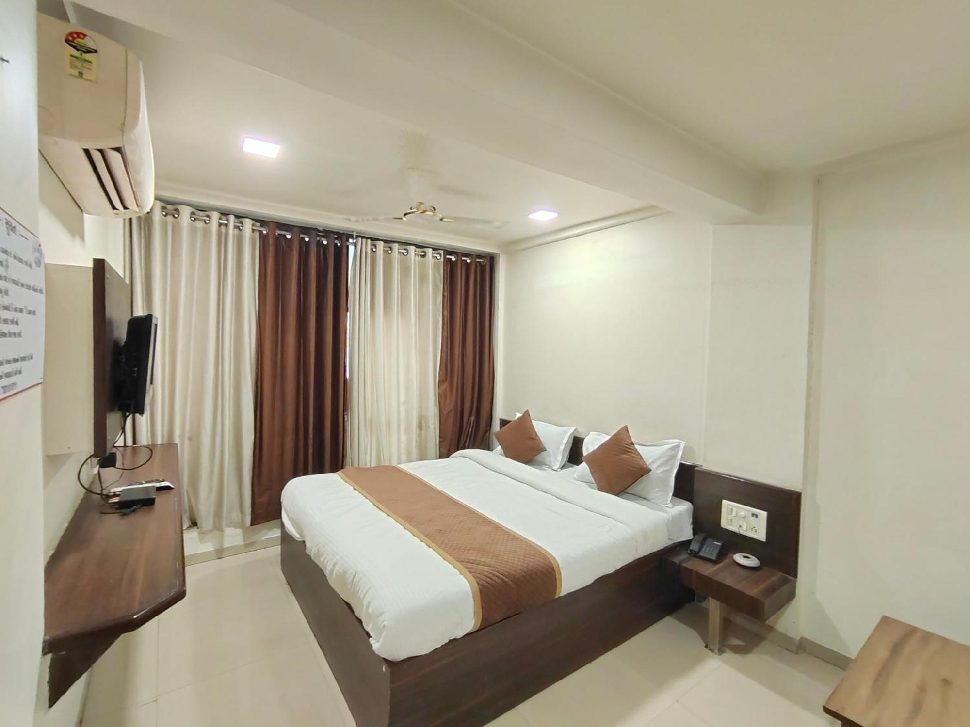 Hotel Palm Residency Ahmedabad Bagian luar foto