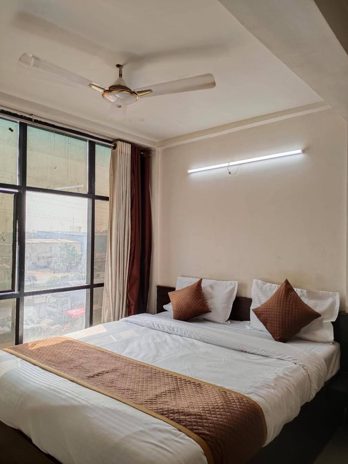 Hotel Palm Residency Ahmedabad Bagian luar foto