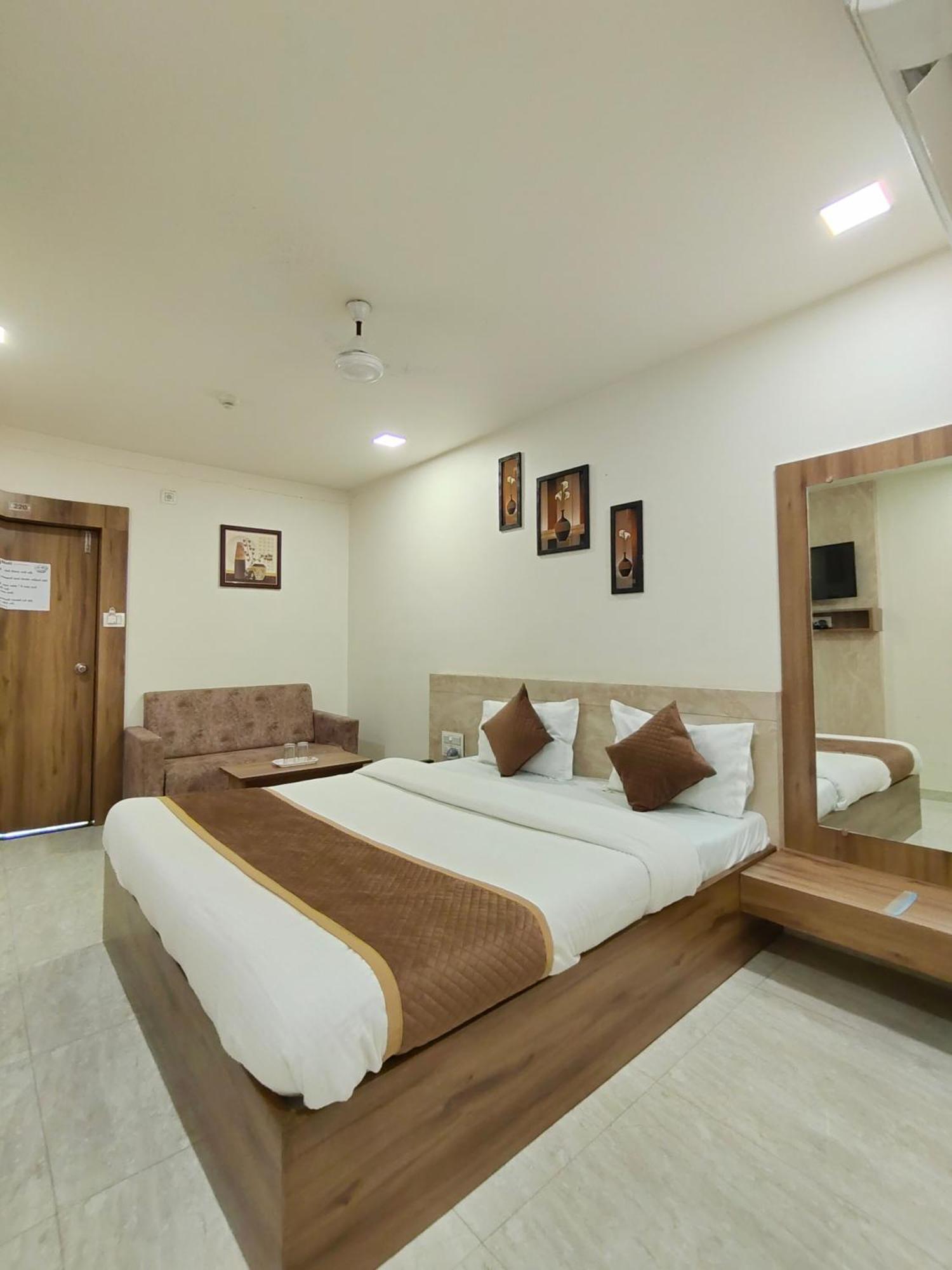 Hotel Palm Residency Ahmedabad Bagian luar foto