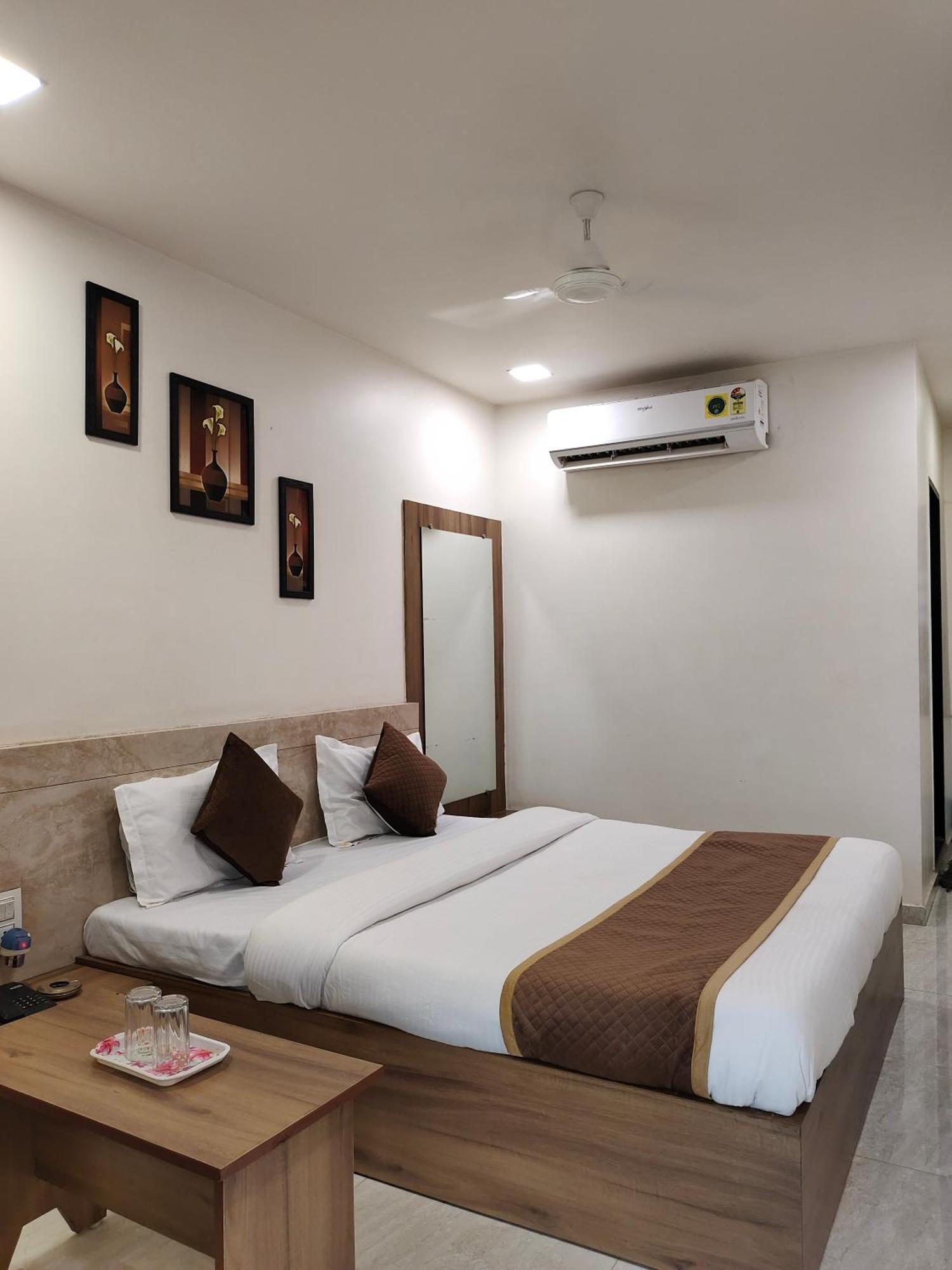 Hotel Palm Residency Ahmedabad Bagian luar foto