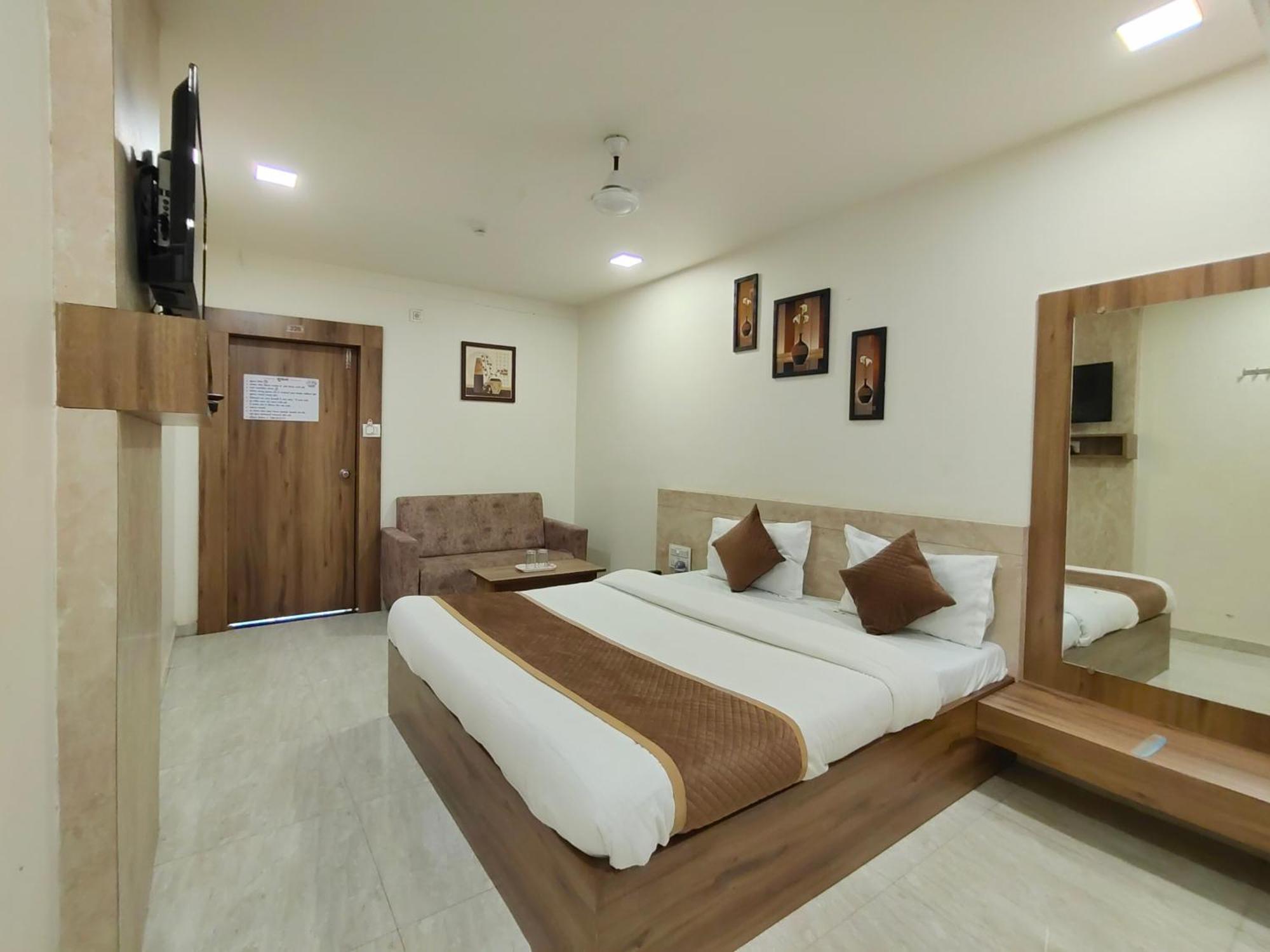 Hotel Palm Residency Ahmedabad Bagian luar foto