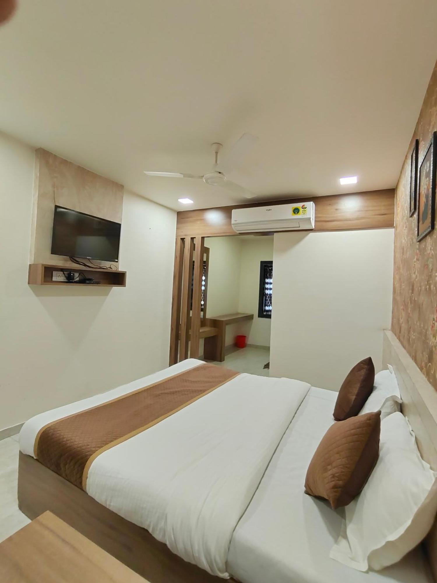 Hotel Palm Residency Ahmedabad Bagian luar foto