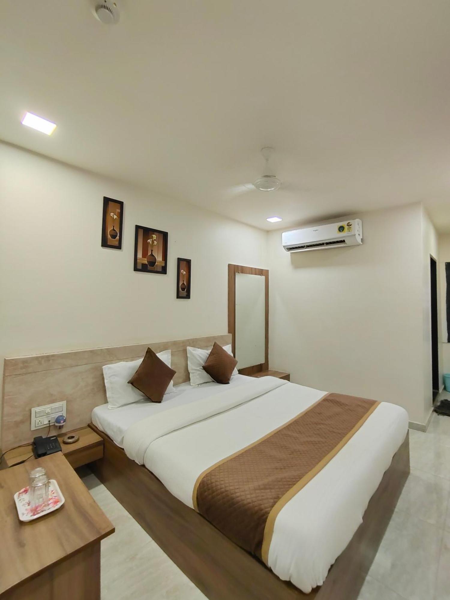 Hotel Palm Residency Ahmedabad Bagian luar foto