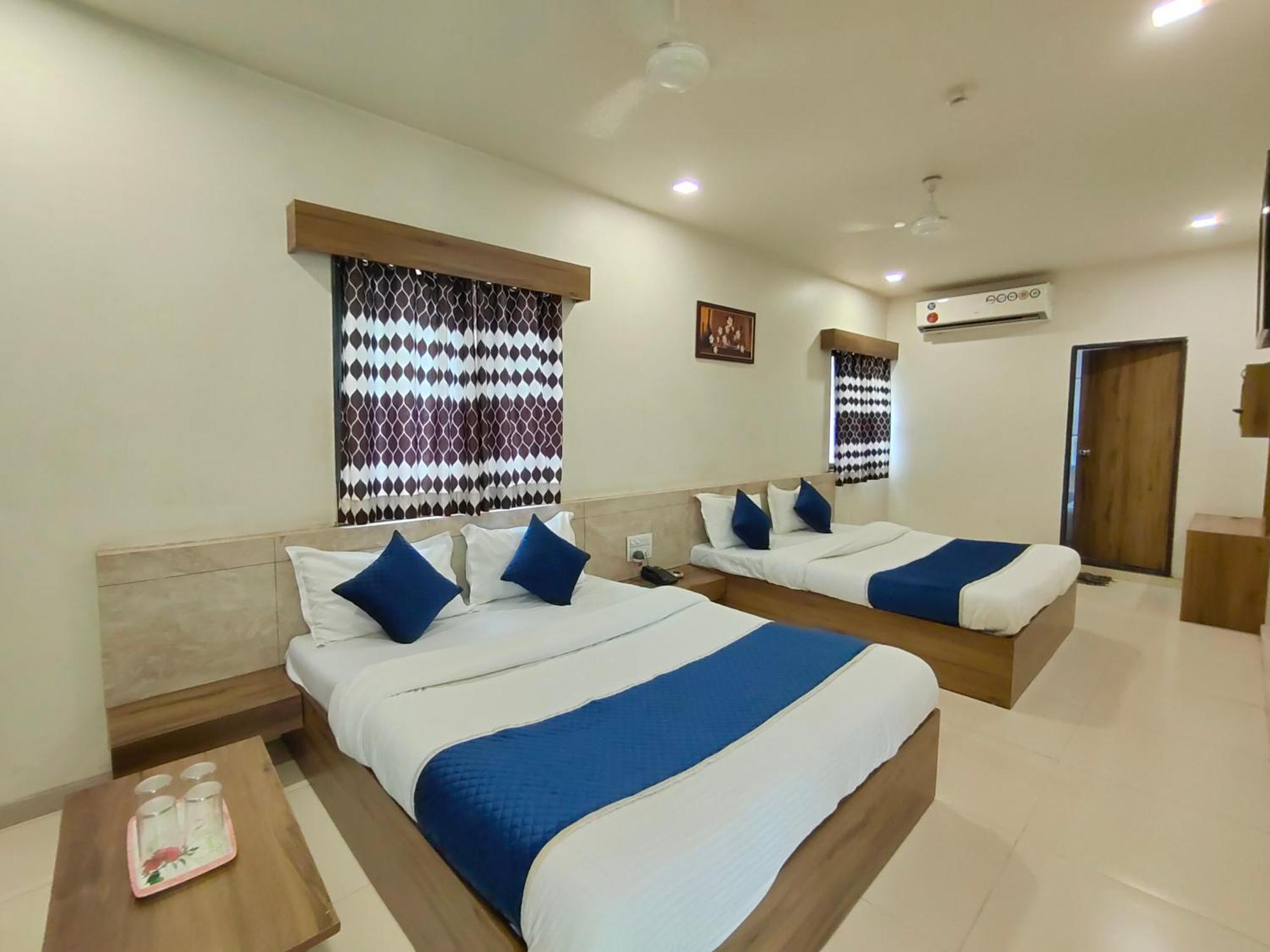 Hotel Palm Residency Ahmedabad Bagian luar foto