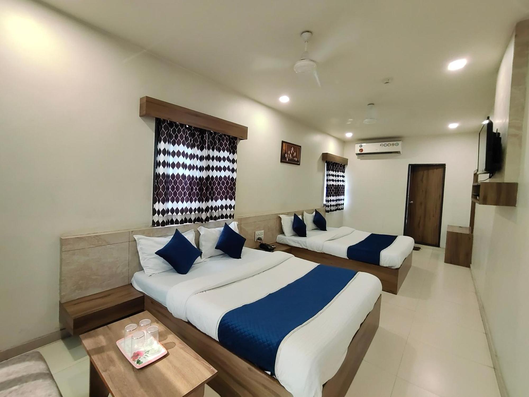 Hotel Palm Residency Ahmedabad Bagian luar foto