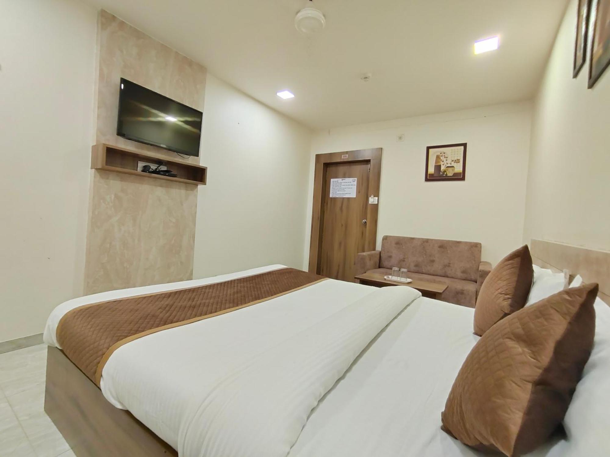 Hotel Palm Residency Ahmedabad Bagian luar foto