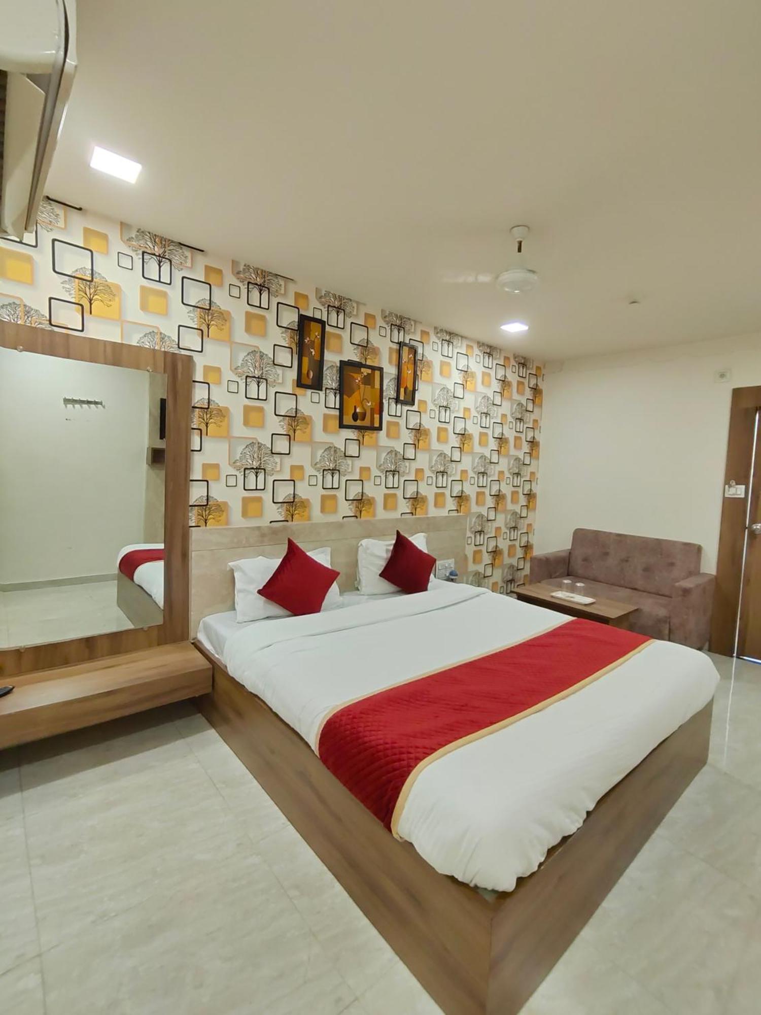 Hotel Palm Residency Ahmedabad Bagian luar foto